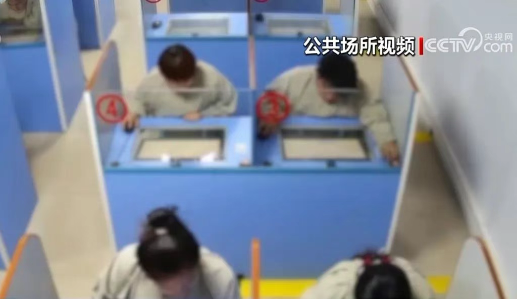 于某花在4号座位上“考试”.png